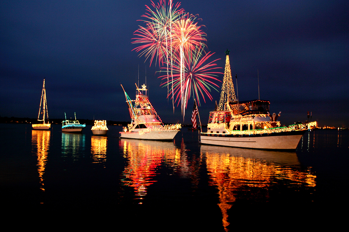 Primer desfile de barcos decorados con luces navideñas en Marina Pez Vela