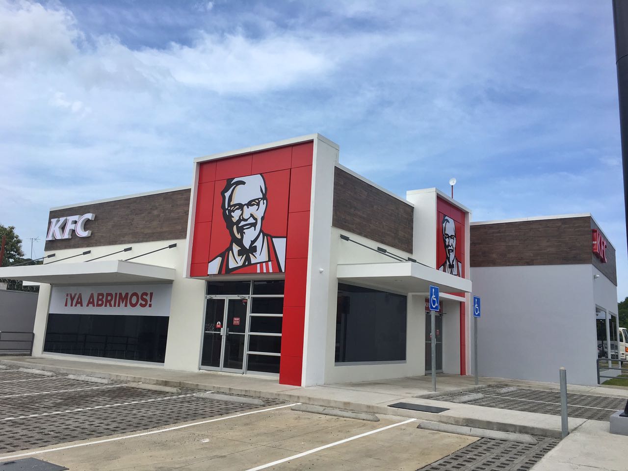 KFC inaugura moderno restaurante en Liberia