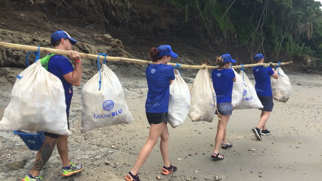 Voluntariado busca eliminar desechos plásticos de las playas del Pacífico