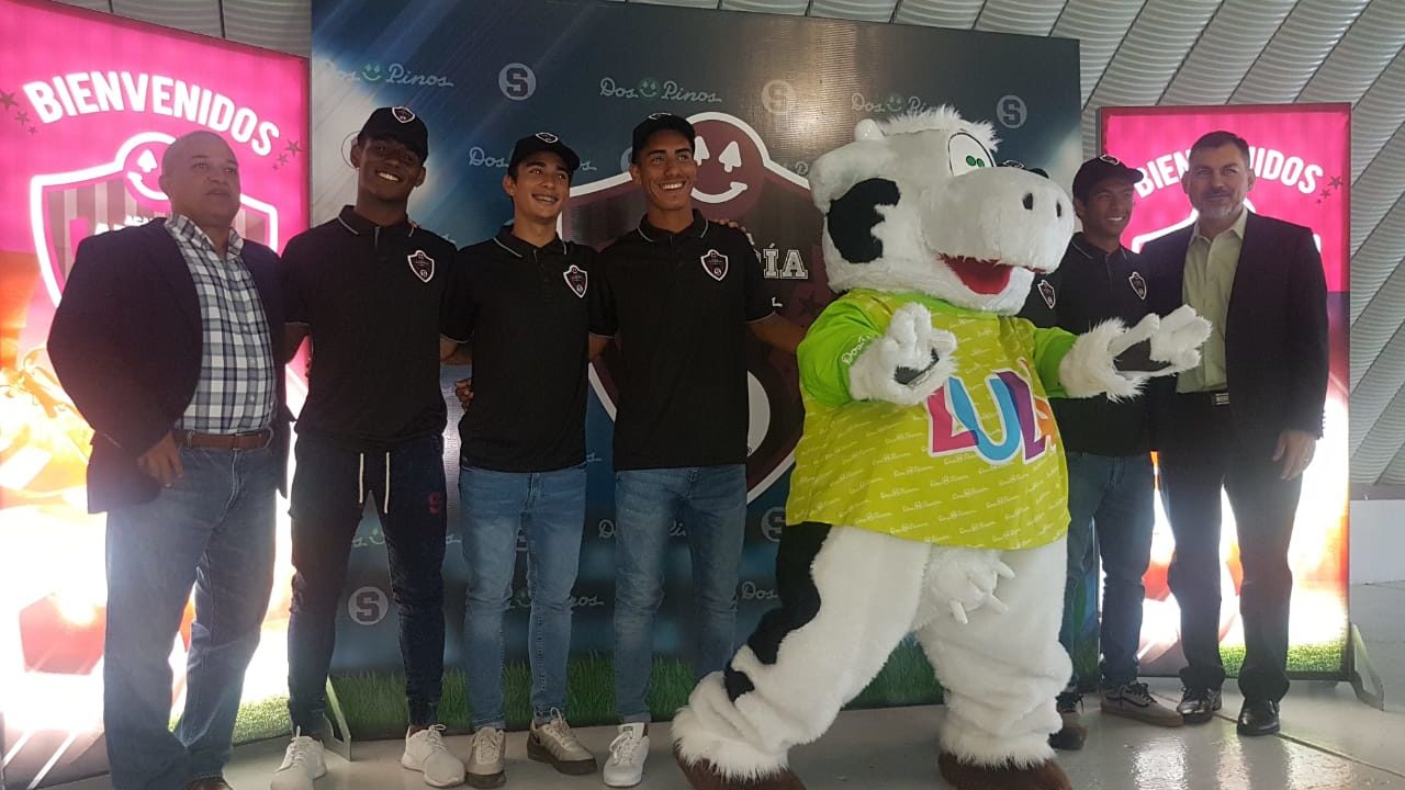 Dos Pinos y Saprissa firman convenio para empoderar jóvenes futbolistas