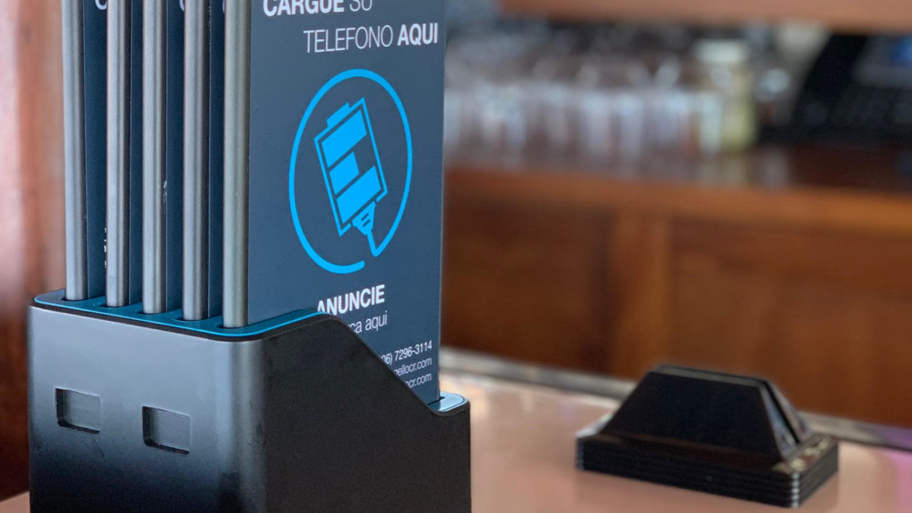 ¿Entran las personas a un restaurante  para poder cargar su celular?