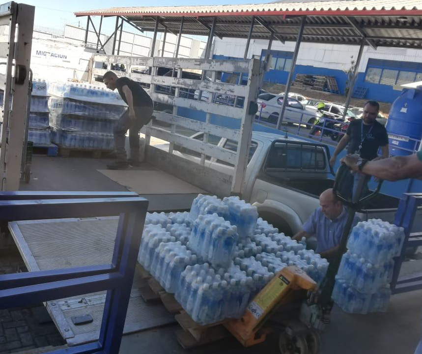 Dos Pinos dona 10.500 botellas de agua para cuerpos policiales