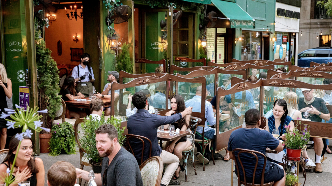 Nueva York planea reabrir el interior de los restaurantes al 25%