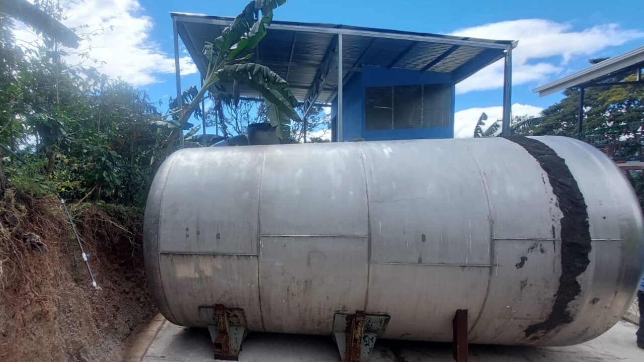 FIFCO dona 12 tanques para mejorar el servicio de agua potable