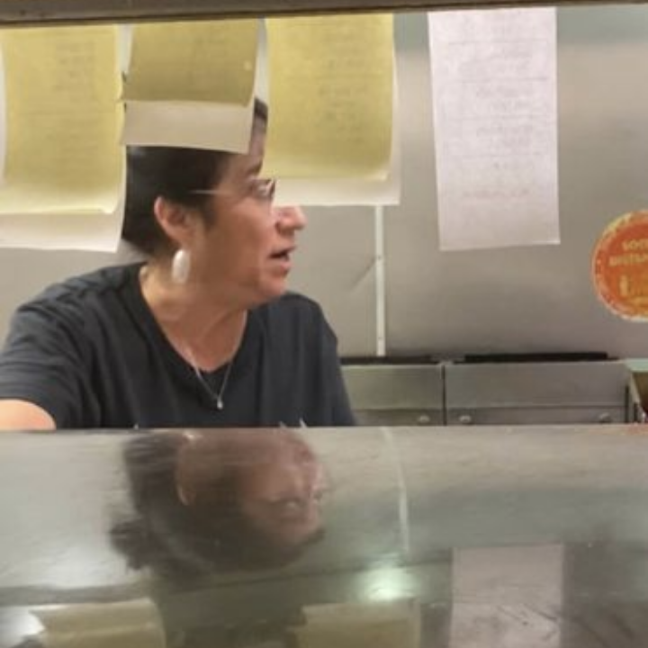 Dos mujeres que entraron a restaurante con poco personal se pusieron a trabajar