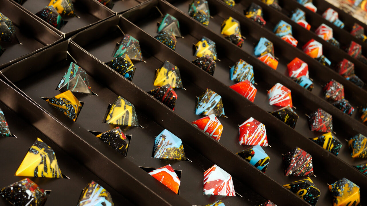 Chocolates inspiradados en el artista Isidro Con Wong