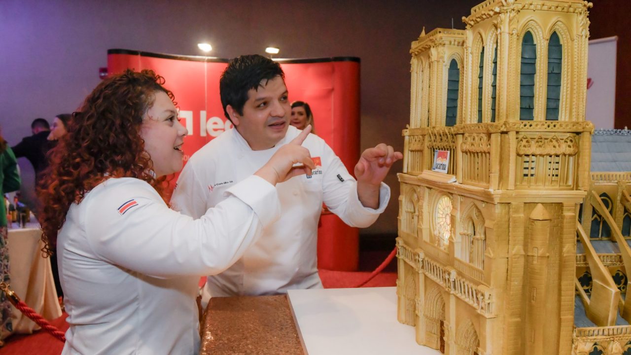 Costa Rica honra la reapertura de Notre Dame con impresionante réplica en pastel