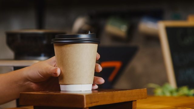 Starbucks limita uso de baños y Wi-Fi a clientes que no consumen