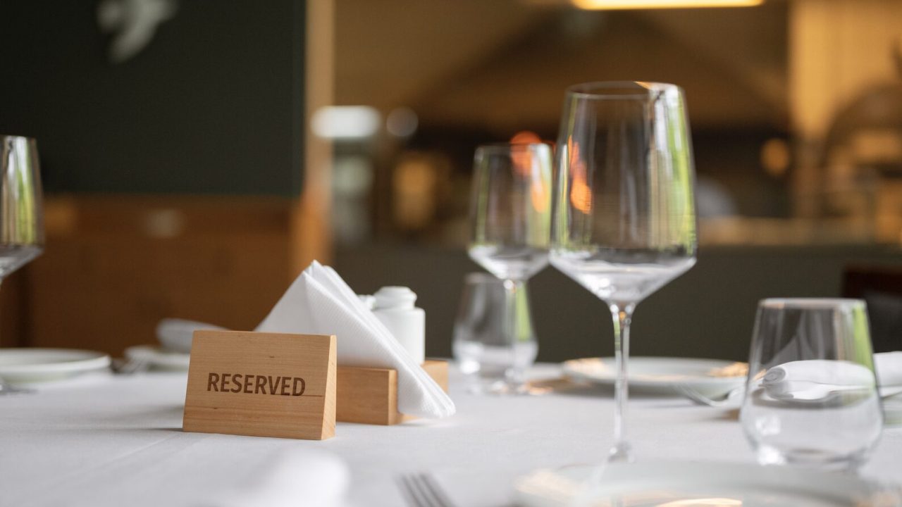 Políticas de prepago y no‑shows: cómo proteger su restaurante de pérdidas