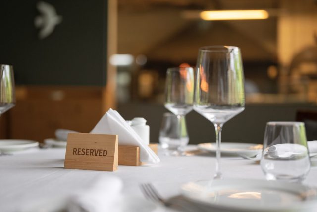 Políticas de prepago y no‑shows: cómo proteger su restaurante de pérdidas