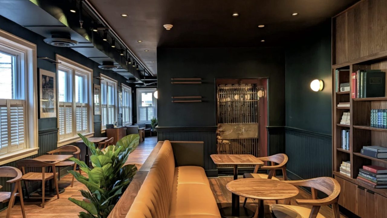Starbucks rediseña sus tiendas para atraer a clientes que deseen quedarse más tiempo