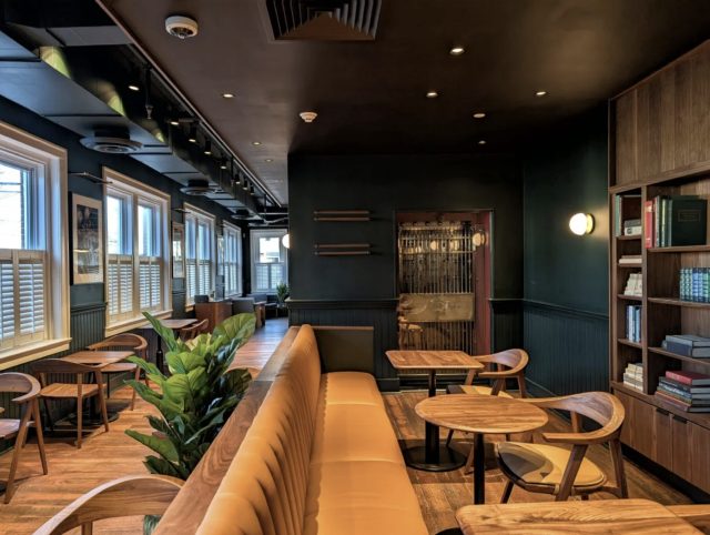 Starbucks rediseña sus tiendas para atraer a clientes que deseen quedarse más tiempo
