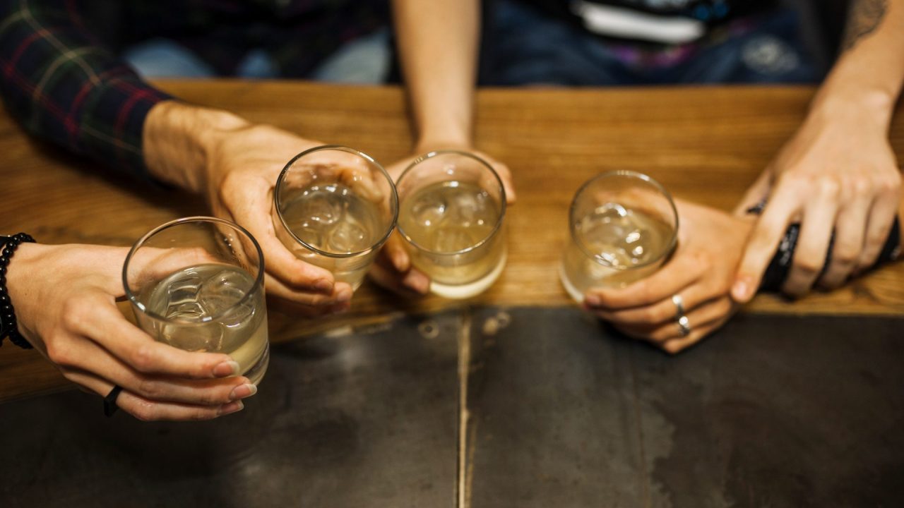Consumo de alcohol en adolescentes alcanza uno de los niveles más altos en dos décadas