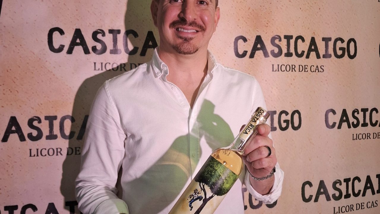Casicaigo: el licor de cas costarricense que busca revolucionar el mercado de bebidas premium